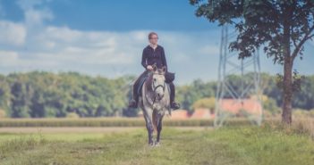 Cómo le afecta nuestra postura al caballo cuando lo montamos