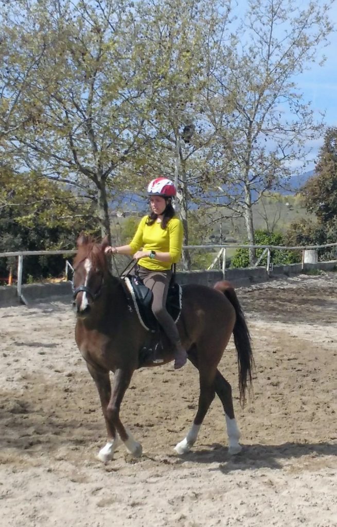 jinete encorvado y torcido