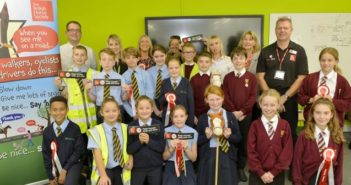 En Inglaterra enseñan en educación vial cómo adelantar a personas a caballo