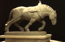 Escultura de caballo de tiro