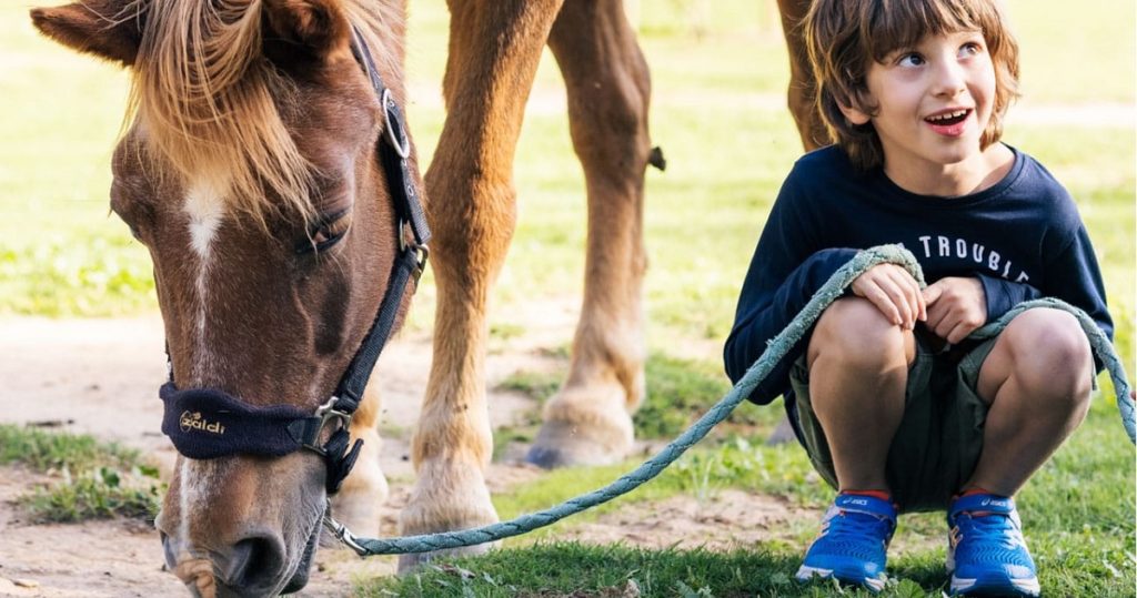 niño en terapia asistida con caballos