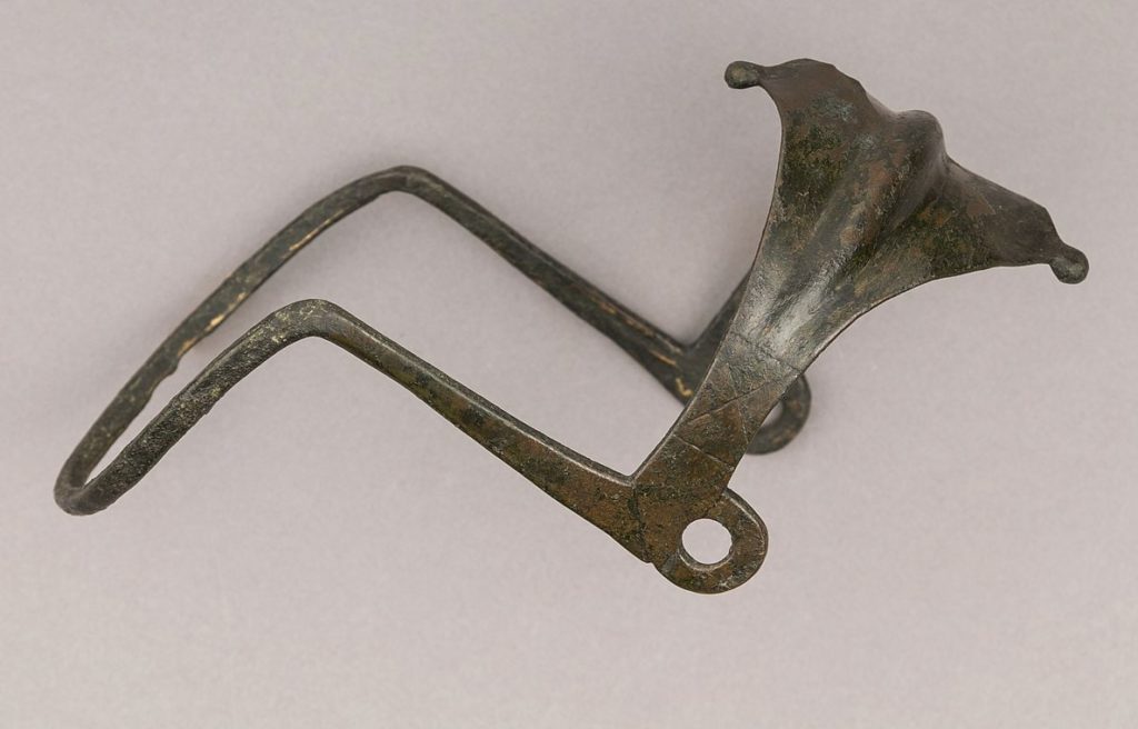 Muserola cavesson griega o tracia de aleación de cobre (bronce) del siglo I-II. Información del Met Museum e imagen de Wikimedia Commons.